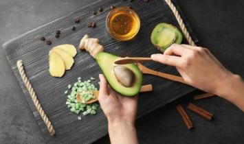 Маска для лица из авокадо: польза, рецепты, результат